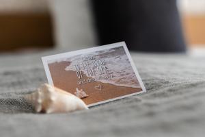 una foto di un libro seduto su un letto di Noordzee, Hotel & Spa a Cadzand-Bad