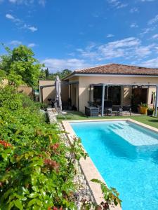 uma piscina no quintal de uma casa em La villa des papillons de dugradus em Aubenas