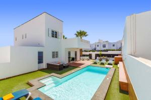 Bazén v ubytování Villa Sol Lanzarote by Villa Plus nebo v jeho okolí