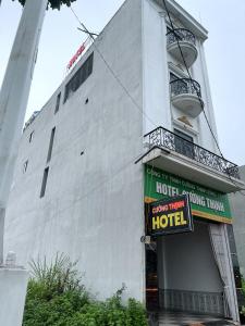 a building with a hotel sign in front of it at Cường Thịnh Hotel in Na Dao Tổng