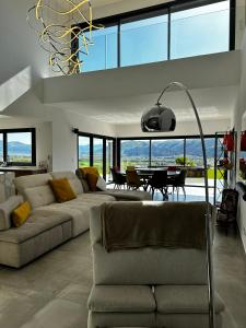 sala de estar amplia con sofá y mesa en Villa Contemporaine avec Vue Imprenable en Peyruis