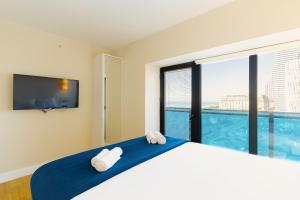 ein Schlafzimmer mit einem großen Bett und einem großen Fenster in der Unterkunft Batumi Sea View in Batumi