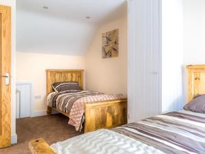 的住宿－3 Bed in Narberth 36798，一间卧室配有两张单人床。