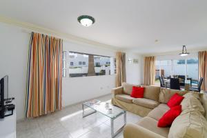 Televízia a/alebo spoločenská miestnosť v ubytovaní Villa Luz Lanzarote by Villa Plus
