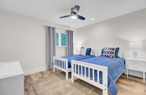 1 dormitorio blanco con 2 camas y ventana en 10 Sandcrab Court by AvantStay Beautiful Condo w Deck Walk to the Beach en Isle of Palms