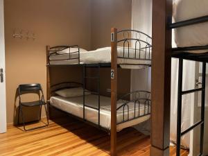 Poschodová posteľ alebo postele v izbe v ubytovaní Lait Hostel
