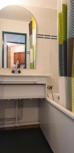 een badkamer met een wastafel en een spiegel bij Résidence Thabor D - 2 Pièces pour 6 Personnes 28 in Modane