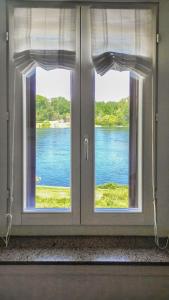- une fenêtre avec vue sur une étendue d'eau dans l'établissement B&B Osteria dello sperone, à Lonate Pozzolo