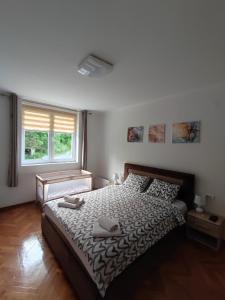 Apartman NiRa في فيشغراد: غرفة نوم عليها سرير وفوط