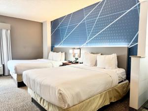 Säng eller sängar i ett rum på Comfort Suites East Brunswick - South River