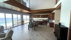 a kitchen and dining room with a view of the ocean at Casa Flomingo Roatan in West Bay