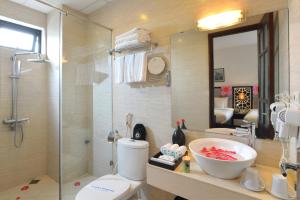 A bathroom at Hanoi Glance Hotel