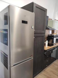 um frigorífico de aço inoxidável numa cozinha em Casa vacanze Margherita em Laterza