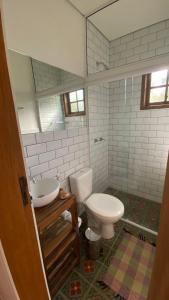łazienka z toaletą i umywalką w obiekcie Pousada Caminhos de Gaia w mieście São José dos Campos