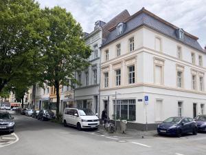 ein weißer Van vor einem weißen Gebäude geparkt in der Unterkunft Zehuus Beletage in Köln