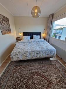 a bedroom with a bed and a large window at Radhus nära sjö, Arlanda och Stockholm in Upplands-Väsby