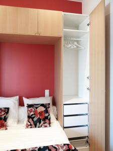 - une chambre avec des lits superposés et un mur rouge dans l'établissement Mon cocon Ajaccien, à Ajaccio