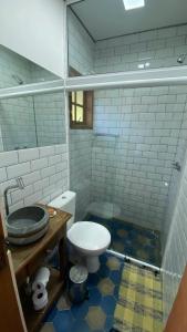 łazienka z toaletą i umywalką w obiekcie Pousada Caminhos de Gaia w mieście São José dos Campos