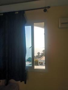 una finestra in una camera con vista sull'oceano di Locals Taghazout surfcamp a Taghazout