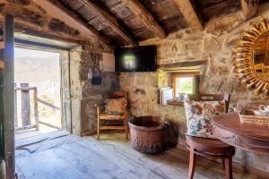 Habitación con mesa, silla y ventana en Cabaña pasiega LO LUCAS 1920, en San Roque de Ríomiera