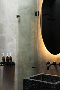 een badkamer met een wastafel en een spiegel bij Aposento Boutique Hotel in Mexico-Stad