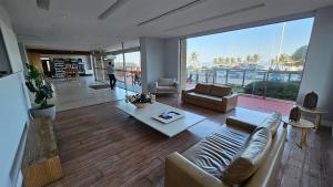 sala de estar con sofá y mesa en Beach Apartments - GMT, en Río de Janeiro