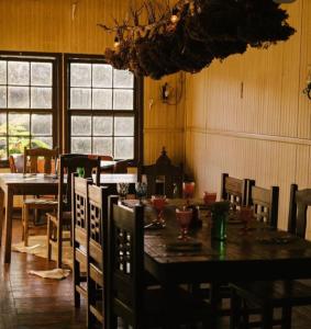 a dining room with a table and chairs and windows at Parador Hampel in São Francisco de Paula +53 photos