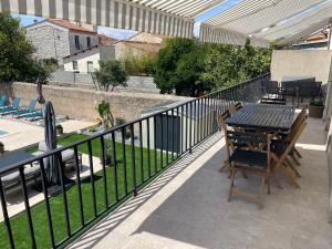 Zdjęcie z galerii obiektu Appart avec jardin et piscine privative w mieście Saint-Génis