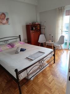 1 dormitorio con 1 cama, mesa y sillas en Acropolis within 10min. walk!, en Atenas