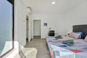 ラハレスにあるMariposas Lajares 5の枕が置かれたベッドのある寝室 +55枚の写真