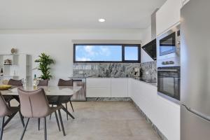 ラハレスにあるMariposas Lajares 5のテーブルと椅子と窓のあるキッチン