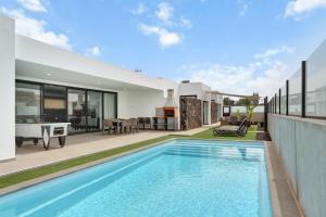 ラハレスにあるMariposas Lajares 5の家の裏庭にあるプール