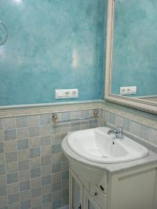 サンルーカル・デ・バラメダにあるLas Nievesのバスルーム(洗面台、鏡付)
