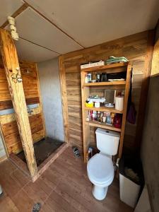 baño con aseo en una casa de madera en Retiro Bajoestrellas en San Pedro de Atacama