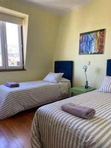 a bedroom with two beds and a window at En el corazon del Cerro Alegre in Valparaíso