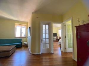 a living room with a couch and a door at En el corazon del Cerro Alegre in Valparaíso