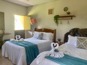 1 dormitorio con 2 camas y toallas. en FLAT 234 Hotel Pedra Rodeadouro, en Bonito