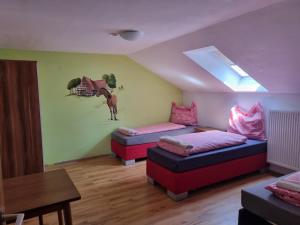 Un pat sau paturi într-o cameră la Pension Inntalhof