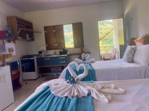 1 dormitorio con 1 cama con un vestido azul y blanco en FLAT 234 Hotel Pedra Rodeadouro, en Bonito