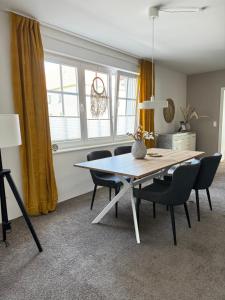 a dining room with a table and chairs at Haus Gitta - Stilvolle Stadtoase in Luckenwalde +8 photos