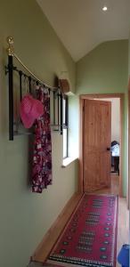 um quarto com um tapete vermelho na parede e uma porta em Pink Granite Garden of Ireland em Tinahely