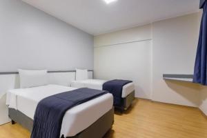 サンパウロにあるカリヨン プラザ ホテルのベッド2台が備わる部屋