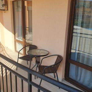 2 chaises et une table sur un balcon dans l'établissement Private Apartment in Star Dreams Complex, à Sveti Vlas