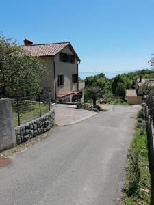 un camino vacío delante de una casa en Apartman Vrh, en Matulji