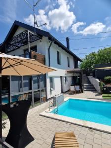 una piscina frente a una casa en Aura Lux Holiday Home with Pool en Lopatinec