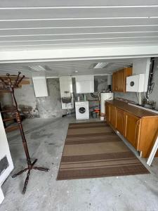 pusty pokój z kuchnią z kuchenką w obiekcie Feriehus og naust i idylliske omstendigheter w mieście Tjørvåg