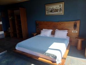 ein Schlafzimmer mit einem großen Bett mit blauen Wänden in der Unterkunft Sezz Hotels Spa Wellness Yalikavak Adult Only in Yalıkavak