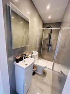 Kupatilo u objektu -R1- Newly Renovated En-Suite Private Room in Birmingham Selly Oak