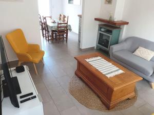 a living room with a couch and a table at Oasis au Chenal - Proche Plage in Grand-Fort-Philippe +8 photos
