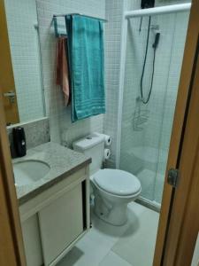 uma casa de banho com um WC, um chuveiro e um lavatório. em Studio, lindo, novo, praia! em Salvador